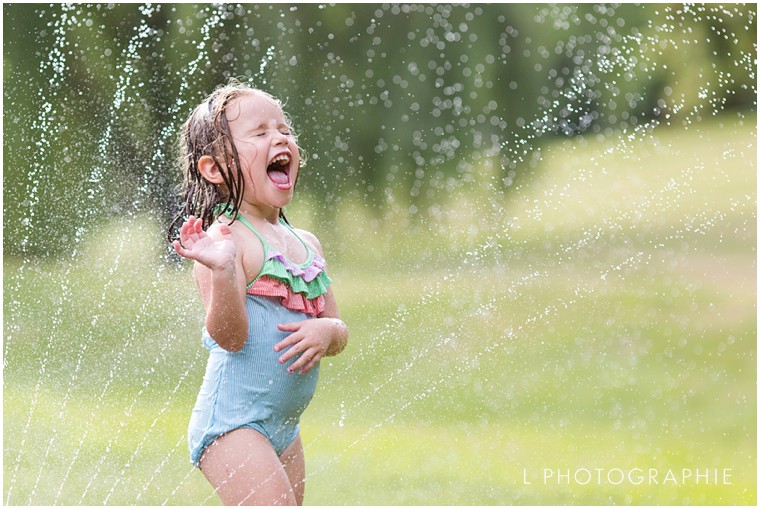 L Photographie St. Louis family photography family session backyard sprinklers_0009.jpg