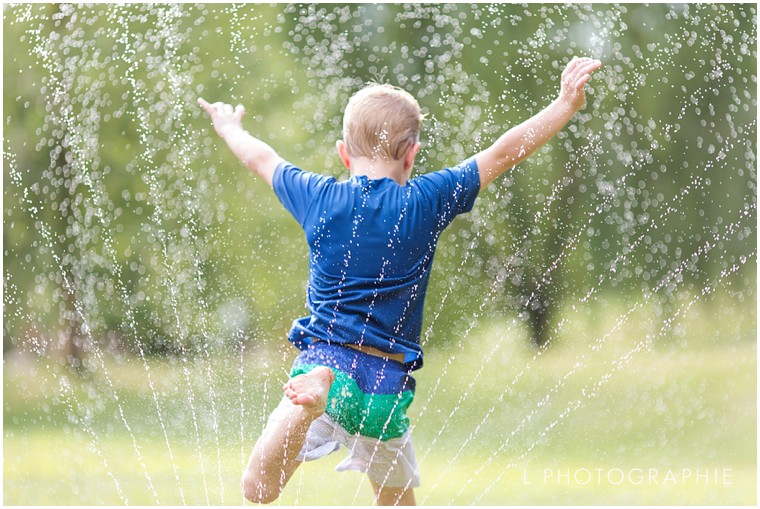 L Photographie St. Louis family photography family session backyard sprinklers_0010.jpg
